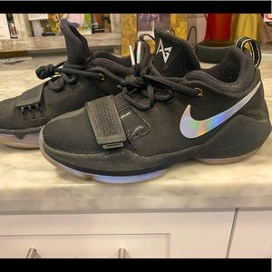 NIKE PG 1 BLACK SZ 5.5Y WOMENS SZ 7 [918215-099]